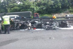 Foto principal Tres Lamborghini Gallardo a la brasa, incendiados en Malasia Foto noticia
